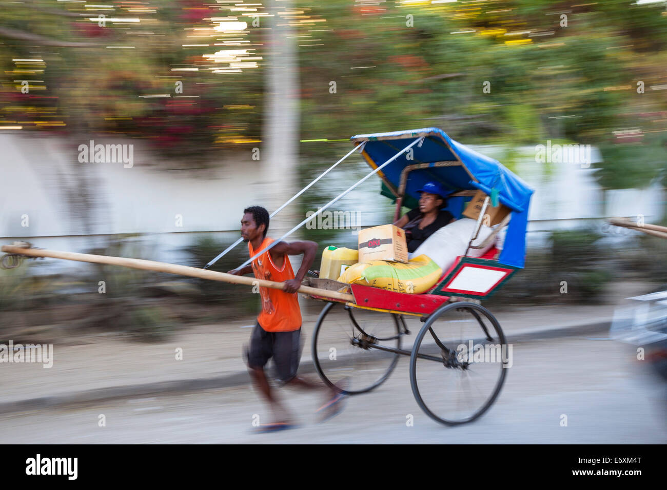 Rickshaws, pousse pousse, Tulear, a sud-ovest del Madagascar, Africa Foto Stock