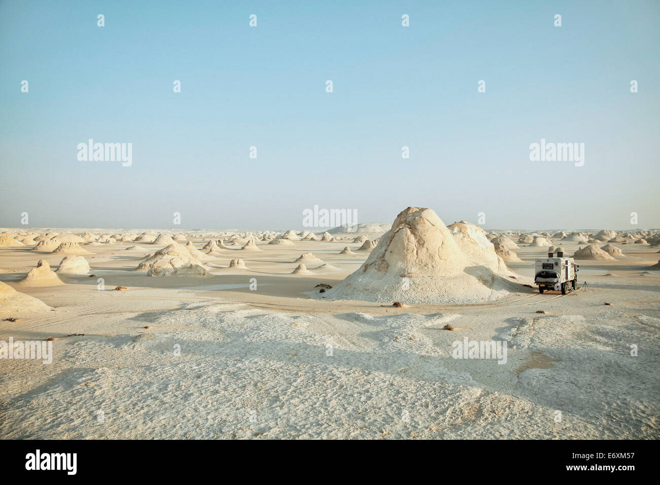 Camper nel deserto bianco, Egitto, Africa Foto Stock