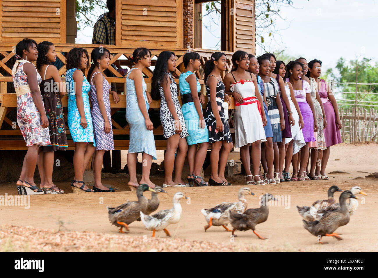 Gruppo di cantanti, Morondava, a ovest del Madagascar, Africa Foto Stock