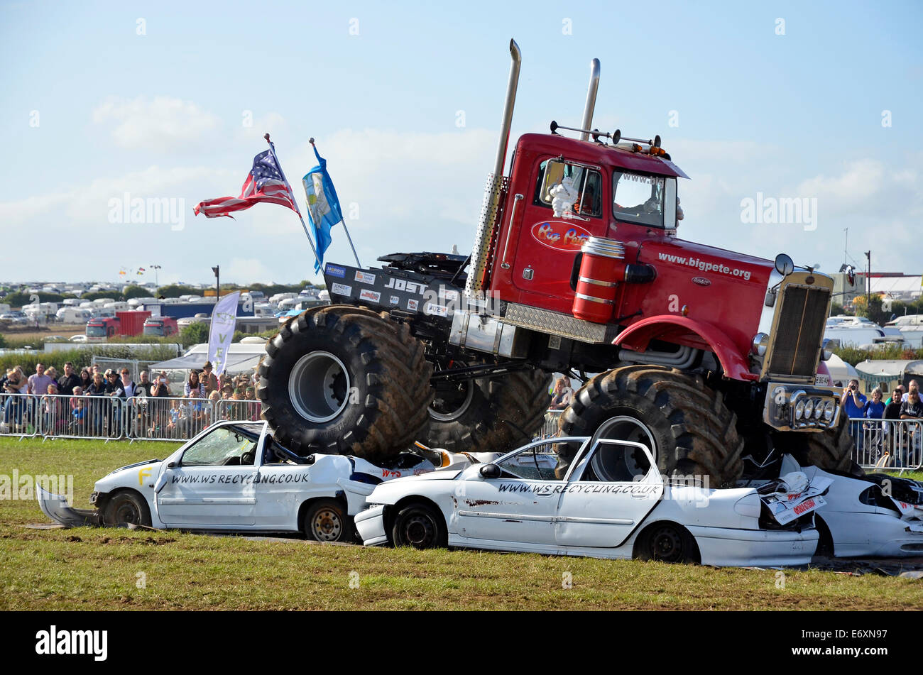 Un monster truck display che coinvolgono la frantumazione auto dai veicoli grandi Pete e Grim Reaper presso la grande Dorset vapore Fair 2014 Foto Stock