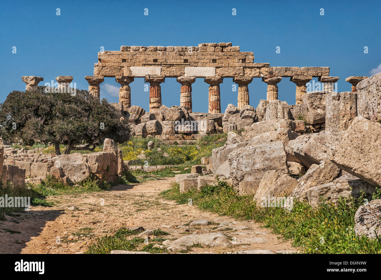 Il Tempio C è il più antico e il più grande tempio dell'acropoli di Selinunte, Sicilia, Italia, Europa Foto Stock