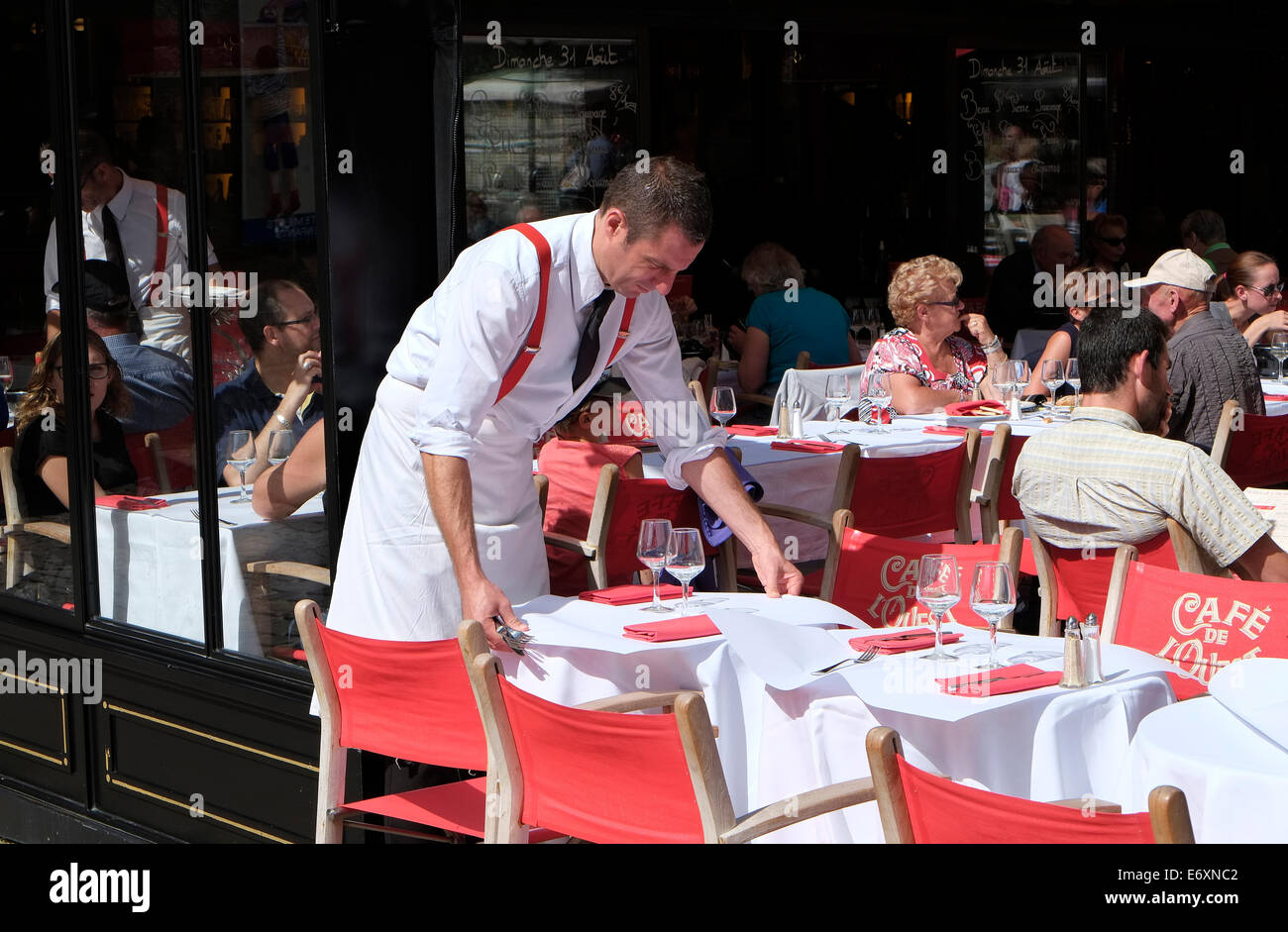 Cameriere francese nella tabella di impostazione nel ristorante, st malo, Bretagna Francia Foto Stock