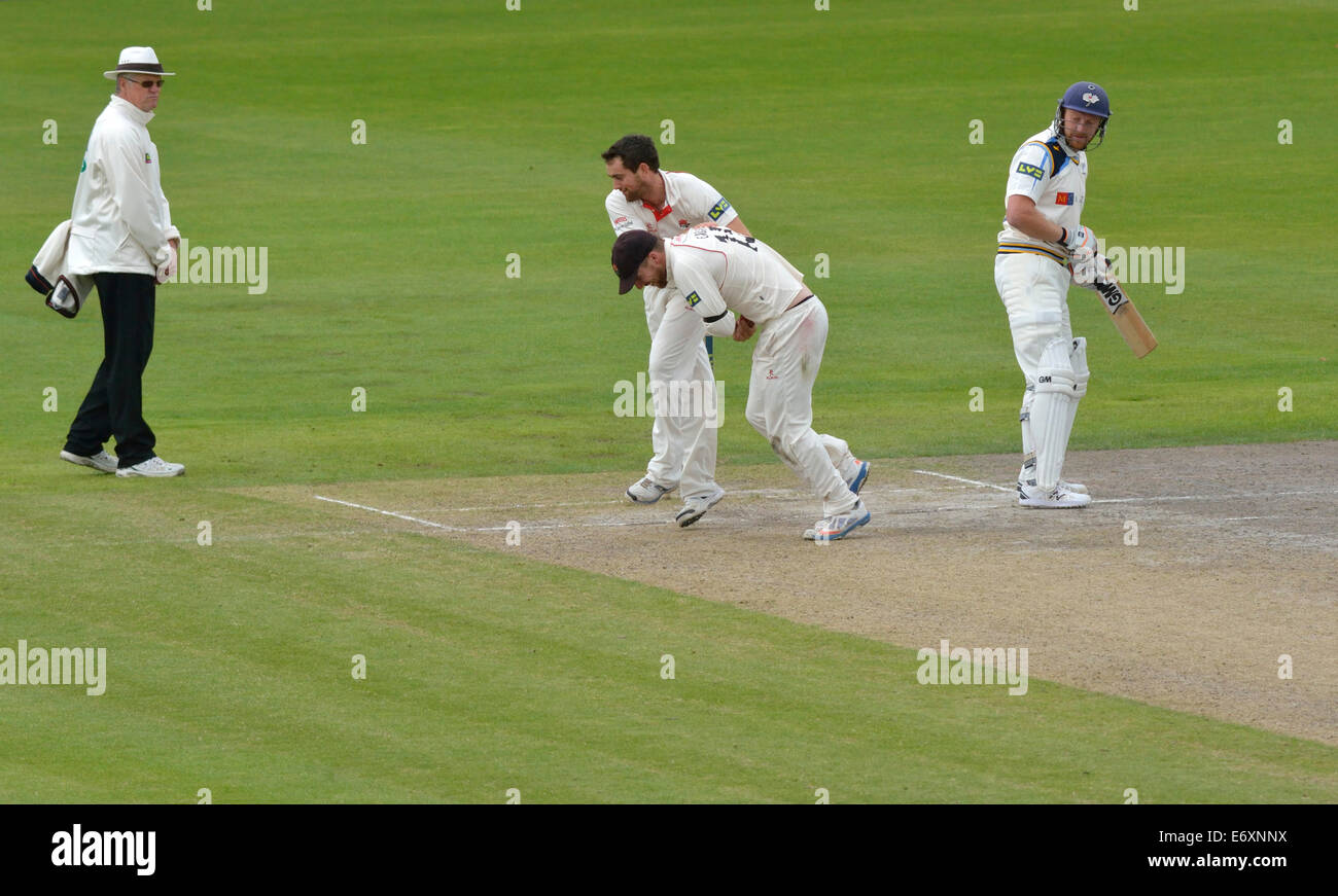 Manchester, Regno Unito. Il 1° settembre 2014. Lancashire giocatori Steven Croft e Stephen Parry si scontrano dopo fielding la stessa sfera. Capitano Yorkshir, Andrew Gale, guarda su.Campionato County Cricket Lancashire v Yorkshire Manchester, UK Credit: Giovanni friggitrice/Alamy Live News Foto Stock