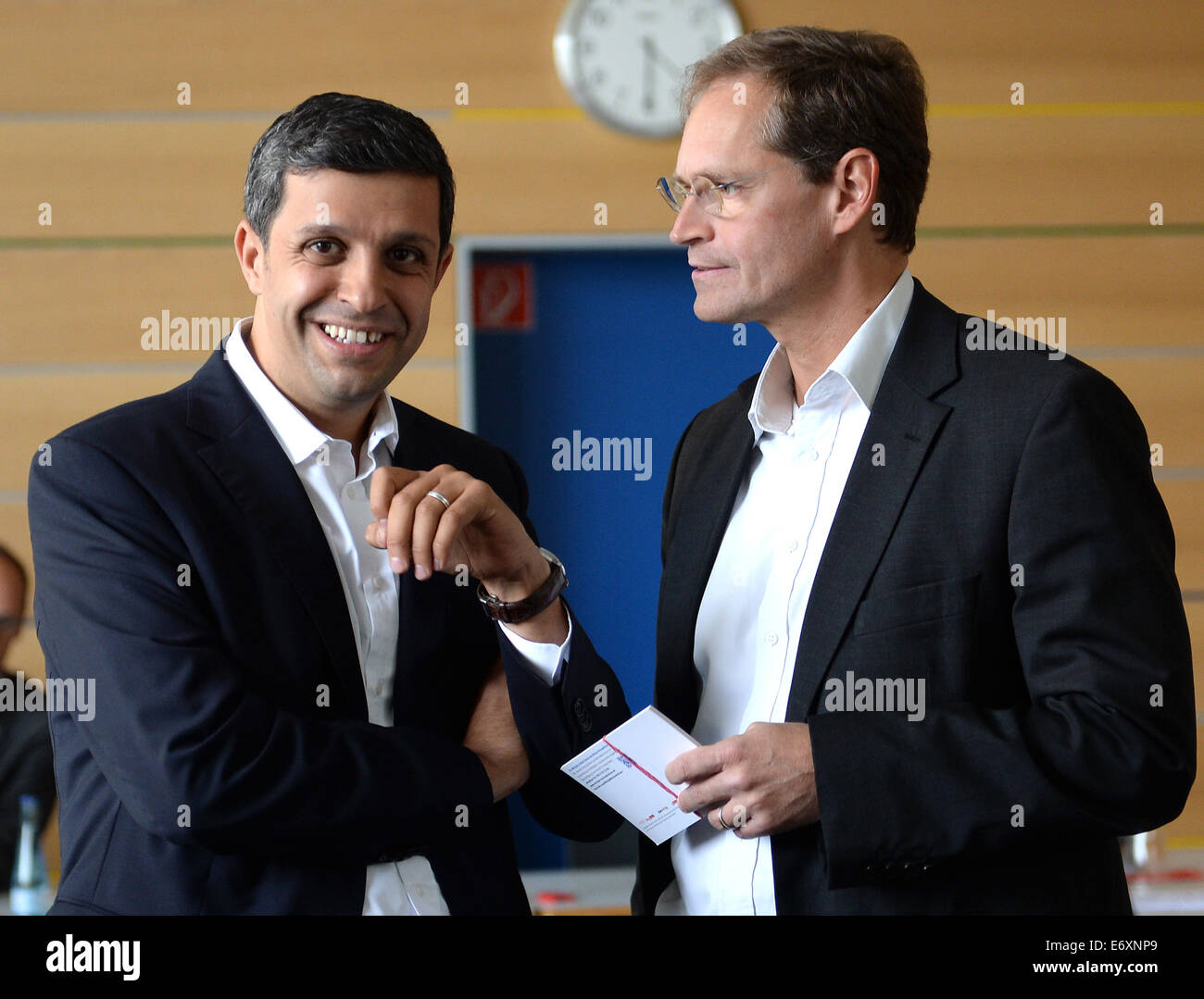 Berlino, Germania. 01 Sep, 2014. Gruppo politico presidente della SPD a Berlino il parlamento dello Stato Raed Saleh (L) e il senatore per lo sviluppo urbano Michael Mueller (SPD) parlare a Kurt-Schumacher-Haus a Berlino, Germania, 01 settembre 2014. La Berlin DOCUP intende annunciare i candidati per la carica di sindaco di Berlino. Foto: BRITTA PEDERSEN/DPA/Alamy Live News Foto Stock