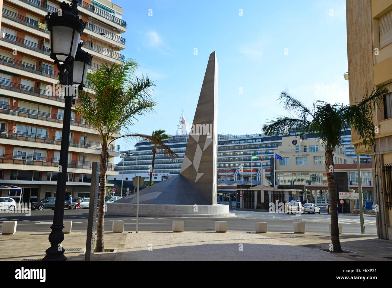 La vista del porto dalla Plaza Hispanidad, Cádiz, Provincia di Cadice, Andalusia, il Regno di Spagna Foto Stock