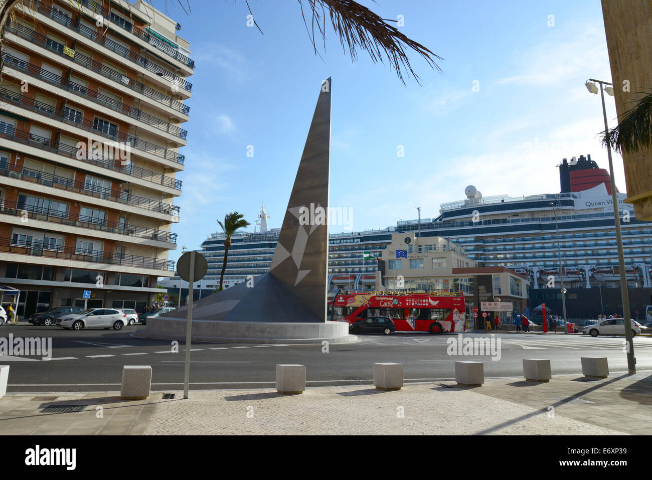 La vista del porto dalla Plaza Hispanidad, Cádiz, Provincia di Cadice, Andalusia, il Regno di Spagna Foto Stock