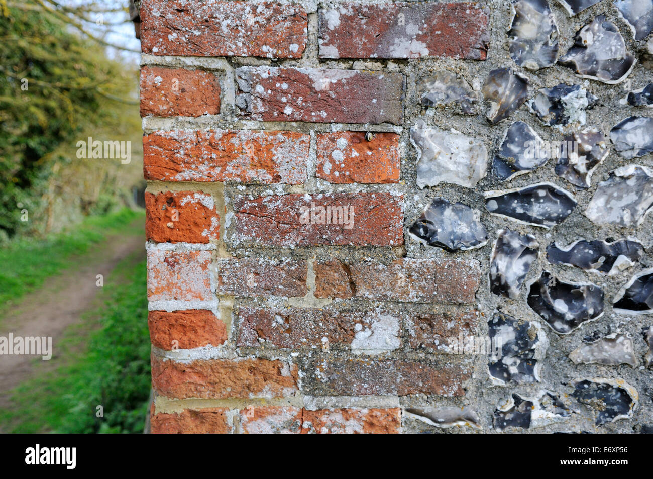 Mattone tradizionale e parete di selce, Oxfordshire, Regno Unito Foto Stock