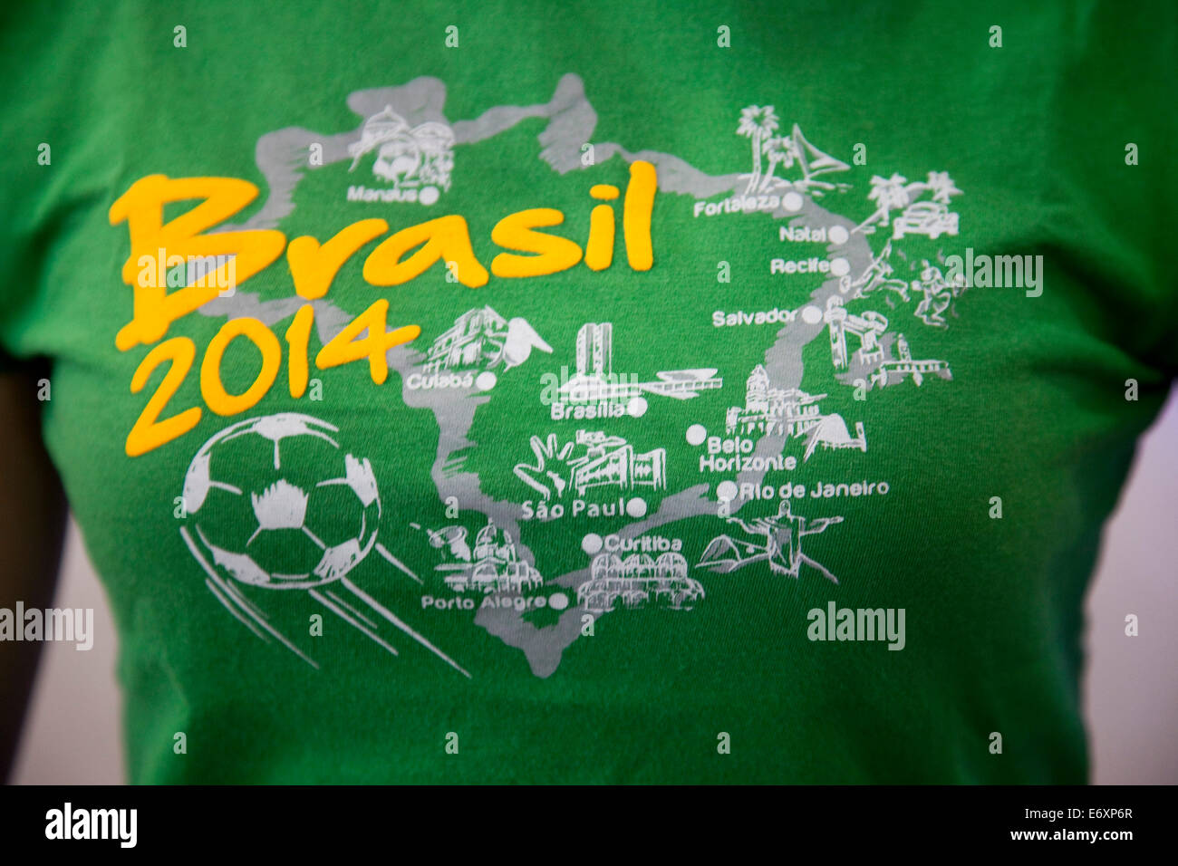 Donna che indossa Brasil 2014 FIFA World Cup Soccer shirt, Olinda, vicino a Recife, Pernambuco, Brasile Foto Stock