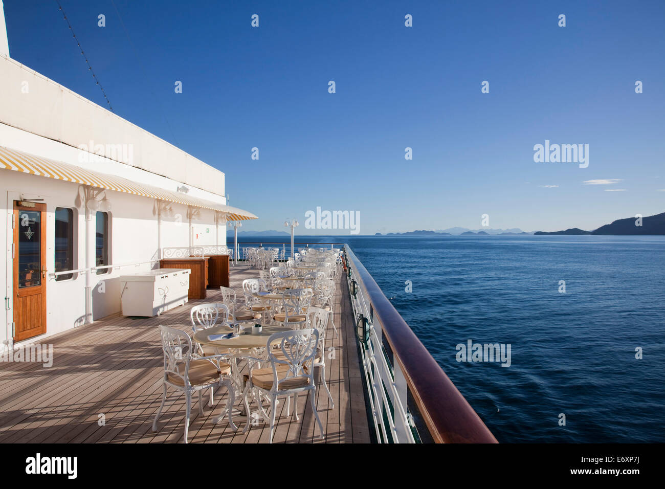 Le sedie e i tavoli a bordo della nave da crociera MS Deutschland (Reederei Peter Deilmann), cileno fiordi, Magallanes y de la Antartica Chil Foto Stock