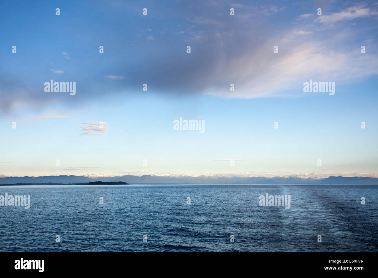 Cloud, della costa e delle montagne vicino a Puerto Montt, Los Lagos, Patagonia, Cile Foto Stock
