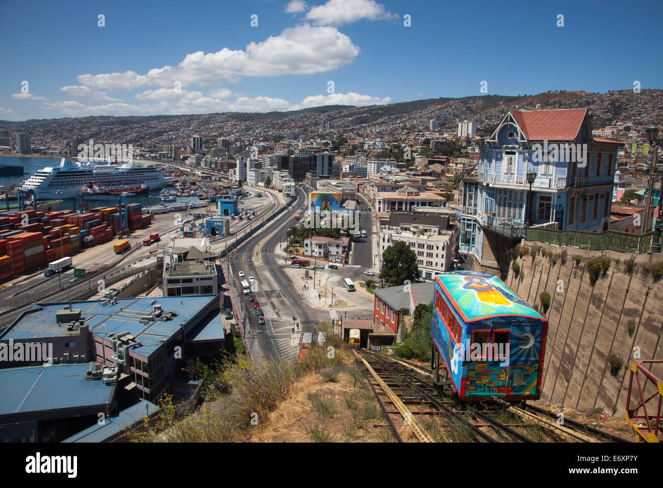 Ascensor Artilleria funicolare con navi da crociera nel Porto di Valparaiso, Valparaiso, Cile Foto Stock