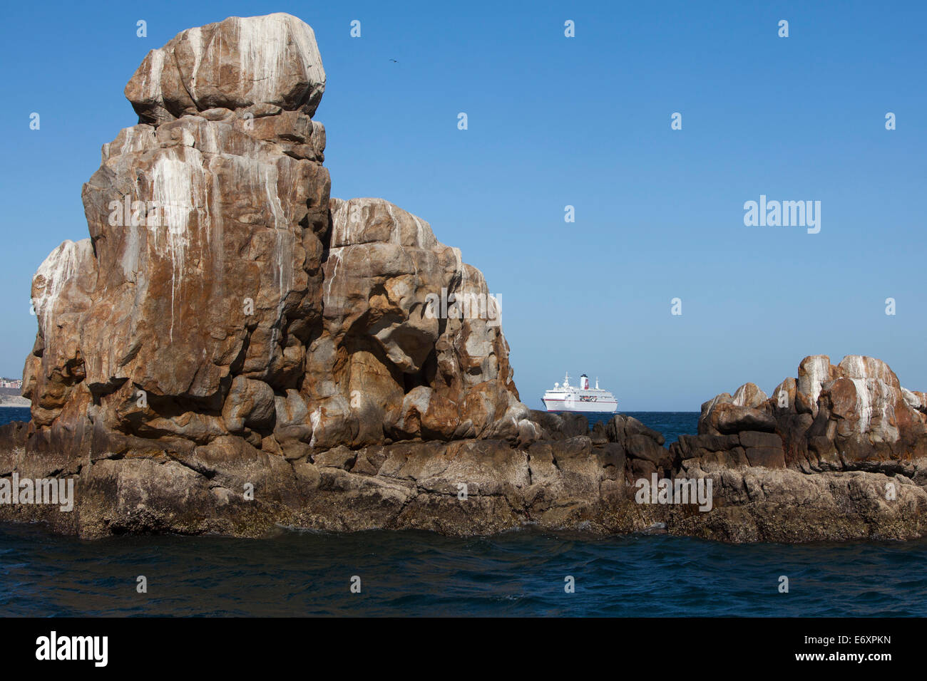 Nave da crociera MS Deutschland (Reederei Peter Deilmann) e formazione di roccia nei pressi di Land's End, Cabo San Lucas, Baja California Sur, Me Foto Stock