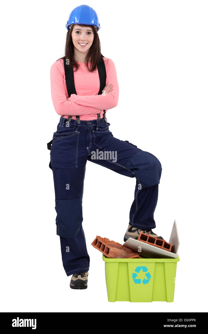 Femmina di lavoratore edile riciclaggio vecchi mattoni Foto Stock