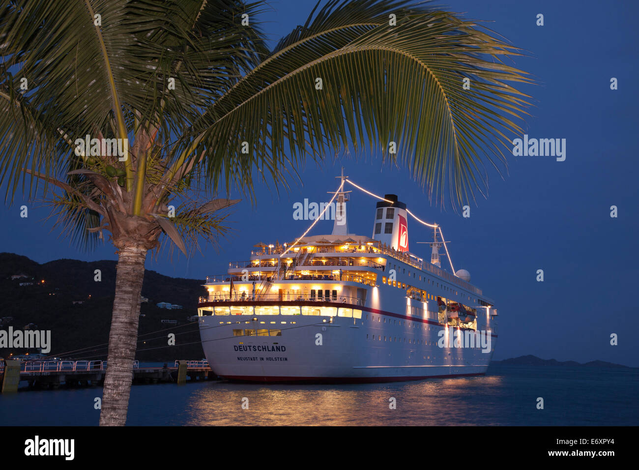 Nave da crociera MS Deutschland (Reederei Peter Deilmann) al molo e il palm tree al crepuscolo, Tortola, Tortola, Isole Vergini Britanniche, Ca Foto Stock