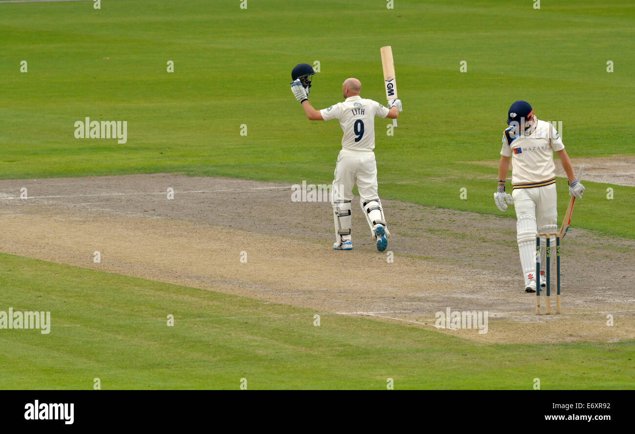 Manchester, Regno Unito. Il 1° settembre 2014. Adam Lyth (Yorkshire) celebra il suo secolo. Campionato County Cricket Lancashire v Yorkshire Manchester, UK Credit: Giovanni friggitrice/Alamy Live News Foto Stock