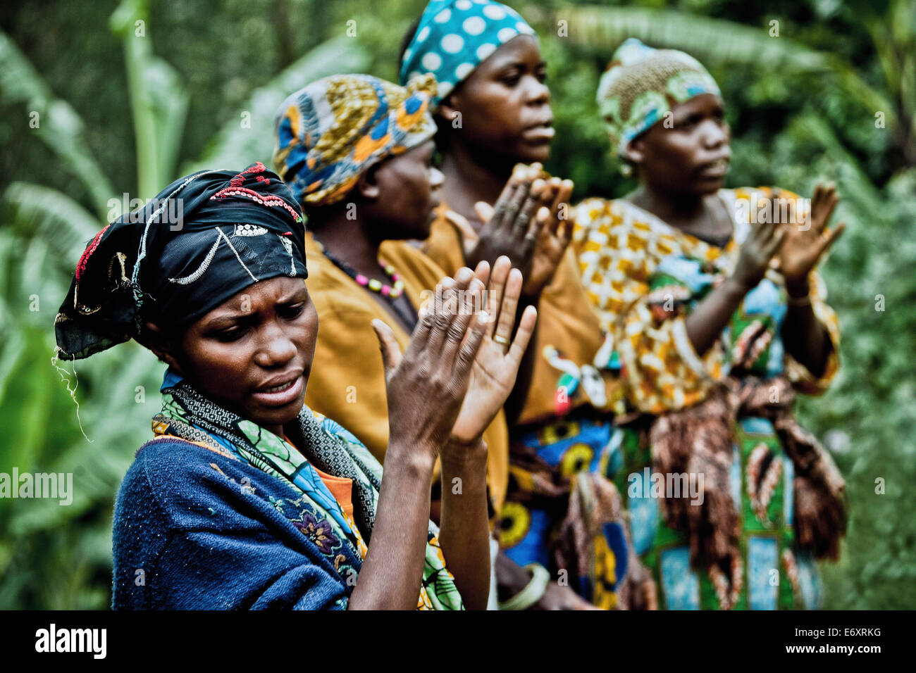 Le donne in un villaggio pigmeo cantando e battendo le mani, il lago Bunyonyi e, Uganda, Africa Foto Stock Le donne in un villaggio pigmeo cantando e battendo le mani, il lago Bunyonyi e, Uganda, Africa Foto Stock