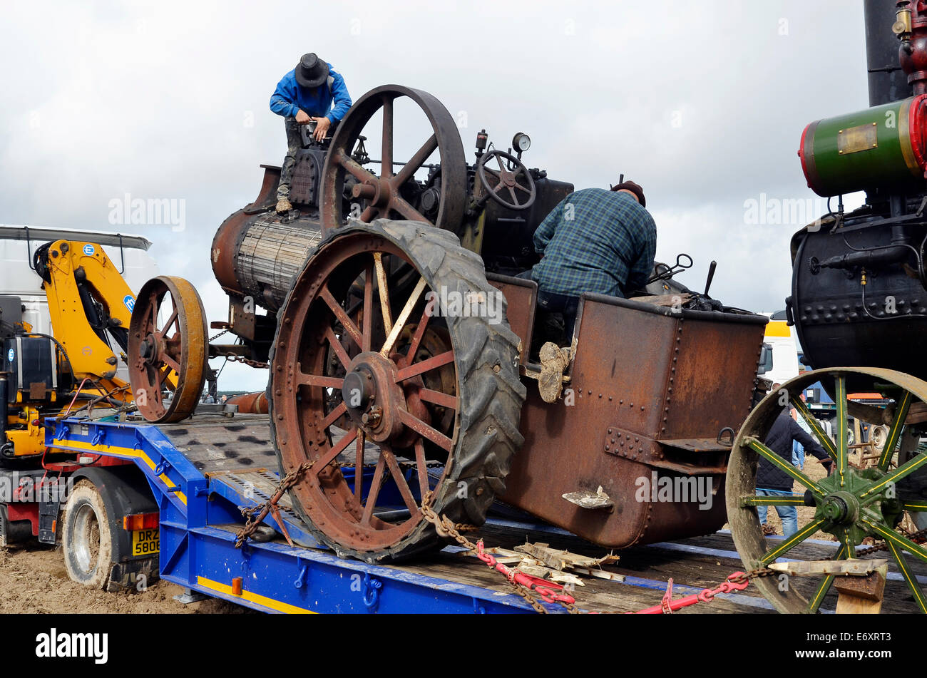 Un relitto arrugginito ma ha una caldaia certificato. Un non ripristinati motore di trazione essendo preparati al grande vapore Dorset Fair 2014 Foto Stock