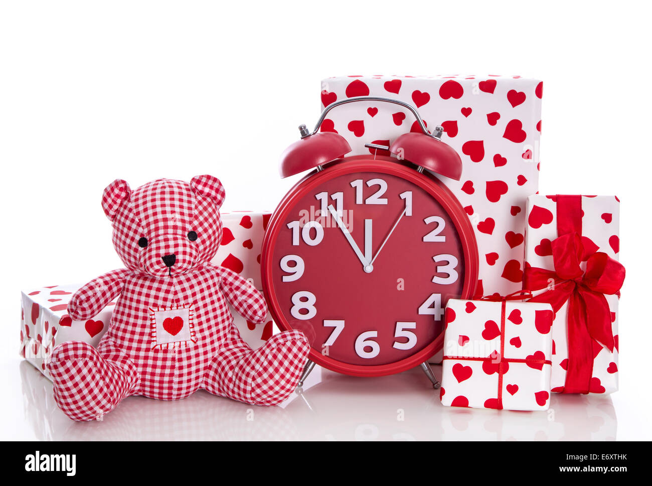 Natale: il bianco e il rosso presenta con orologio e rosa orsacchiotto su sfondo bianco - Last minute shopping Foto Stock