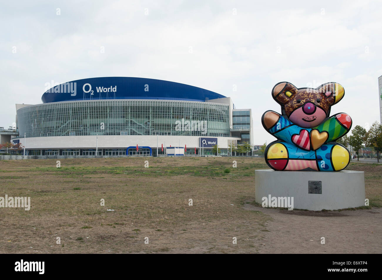 La germania,Deutschland,Berlino,Hauptstadt,città capitale, O2-Mondo con il Best Buddies amicizia recare da Romero Britto, Foto Stock