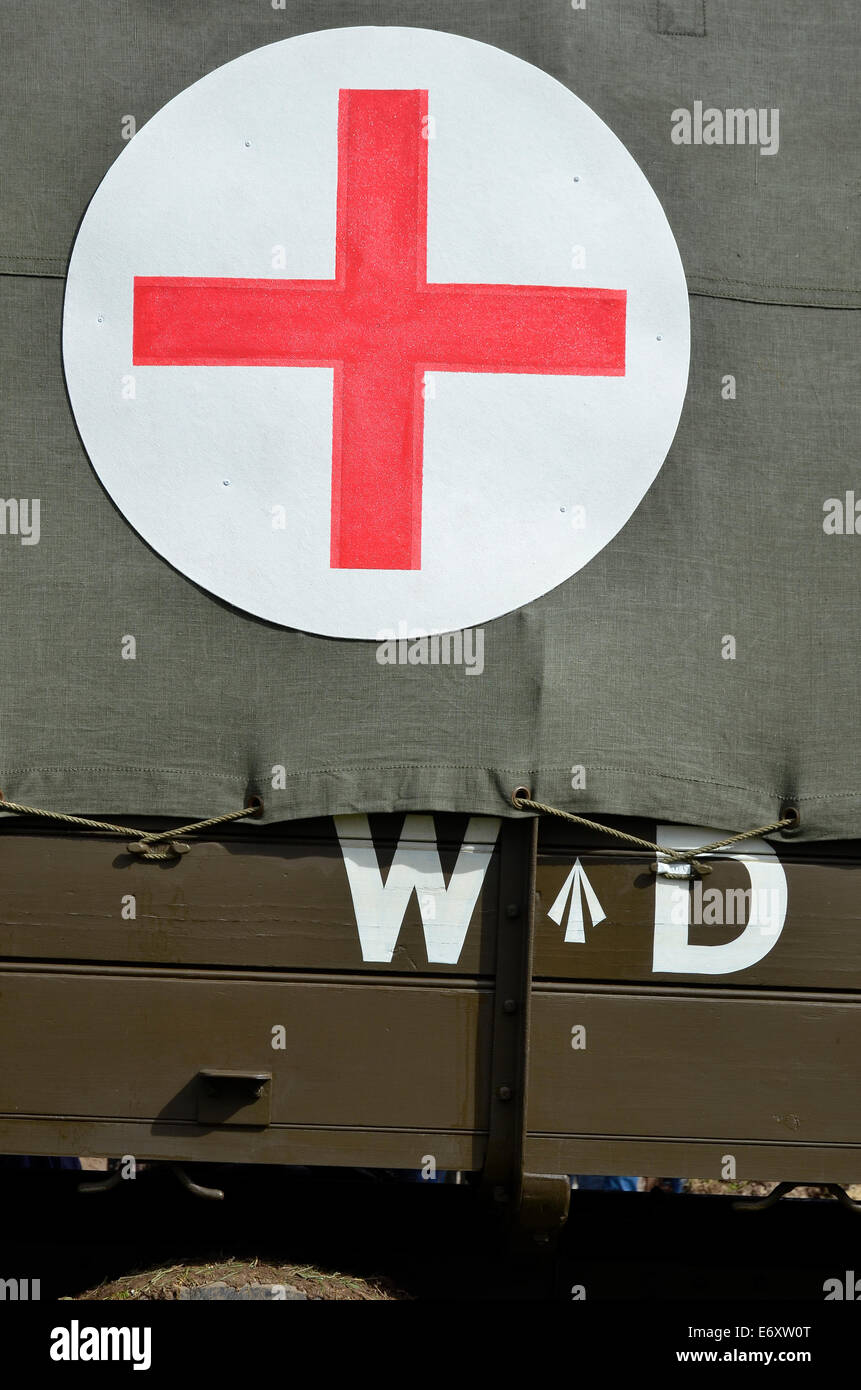 La croce rossa sulla tela di inclinazione di un WW1 ambulanza militare del tipo che ha servito in Francia. WD logo sul lato del camion. Foto Stock