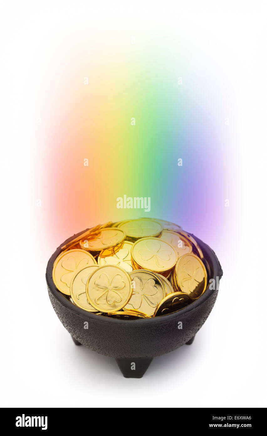 Pot nero d'oro con un arcobaleno e trifoglio monete isolati su sfondo bianco. Foto Stock