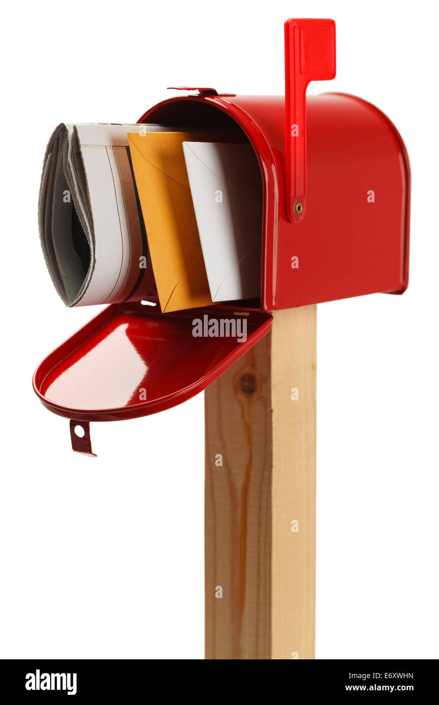 Mailbox con lettere e giornale isolati su sfondo bianco. Foto Stock