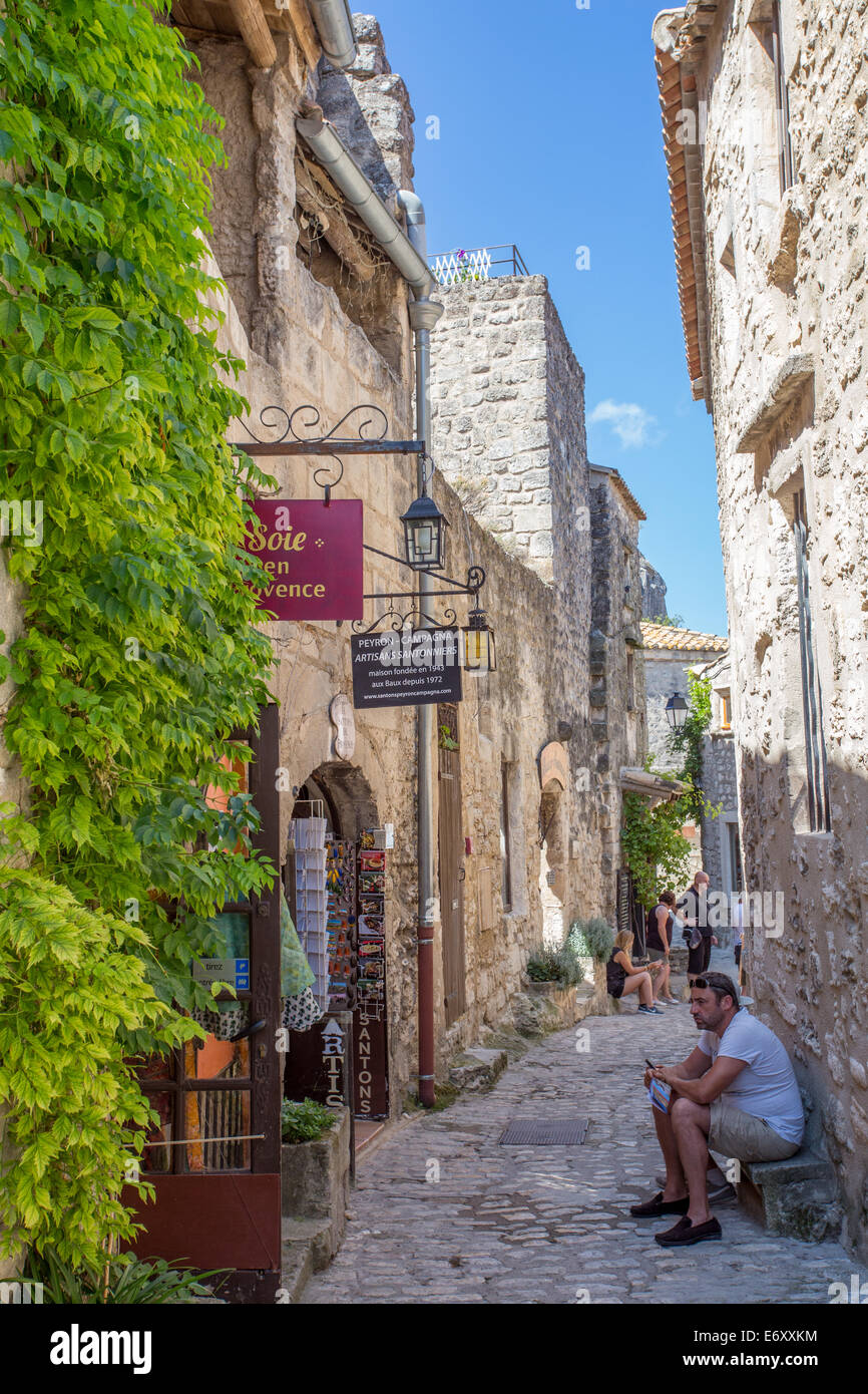 Grazioso villaggio sulla collina di Les Baux de Provence, Provenza, Francia Foto Stock