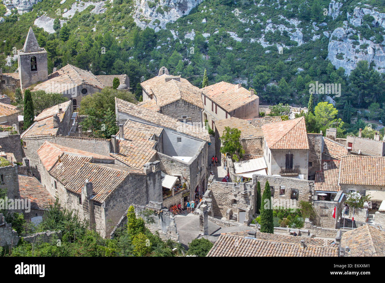 Grazioso villaggio sulla collina di Les Baux de Provence, Provenza, Francia Foto Stock