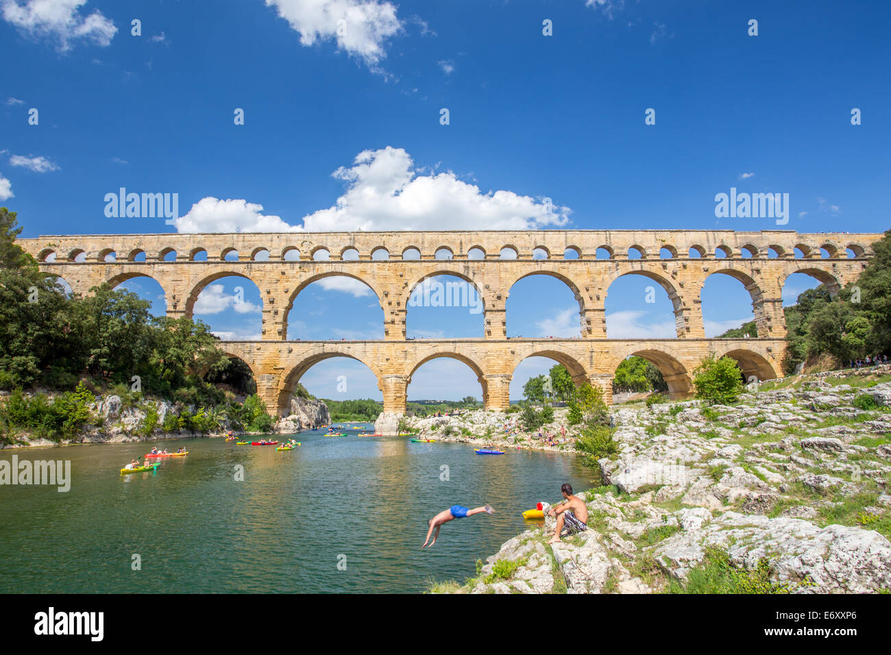 Kayak di andare sotto il Pont du Gard acquedotto romano, Gard, Languedoc, Francia Foto Stock