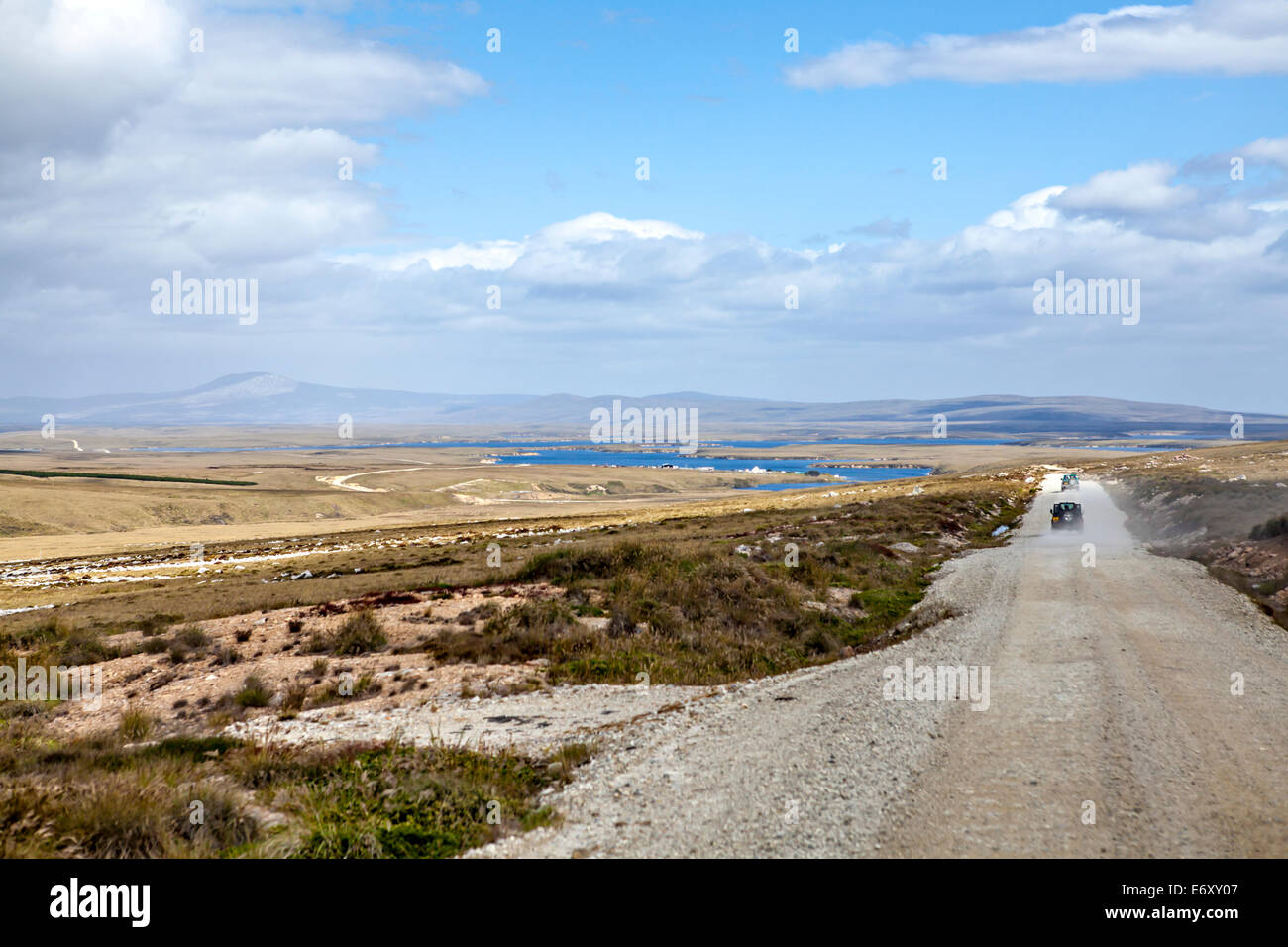 Strada di ghiaia da Port Stanley a nord stagno su East Falkland. Foto Stock Strada di ghiaia da Port Stanley a nord stagno su East Falkland. Foto Stock