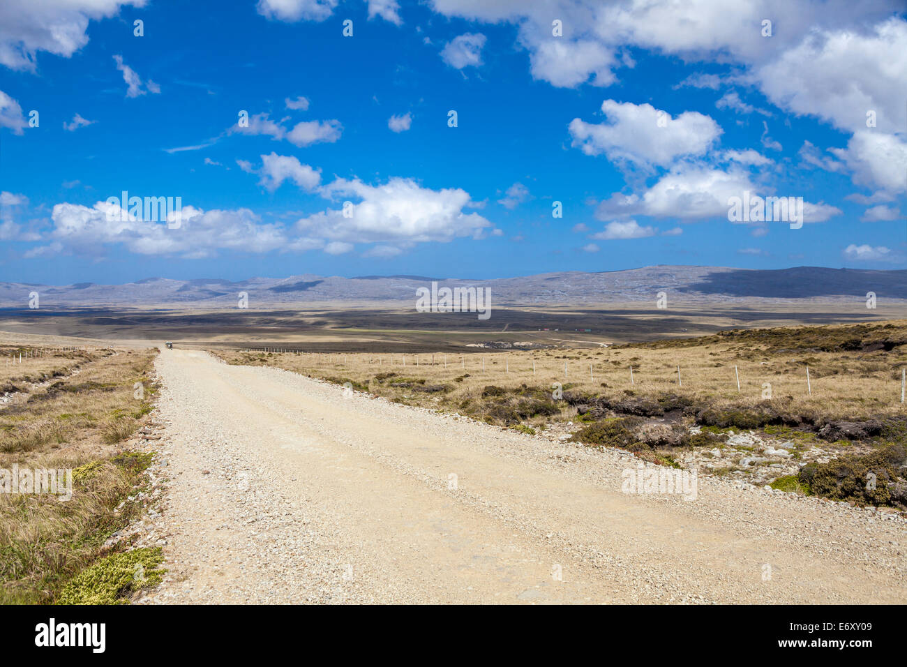 Strada di ghiaia da Port Stanley a nord stagno su East Falkland. Foto Stock Strada di ghiaia da Port Stanley a nord stagno su East Falkland. Foto Stock