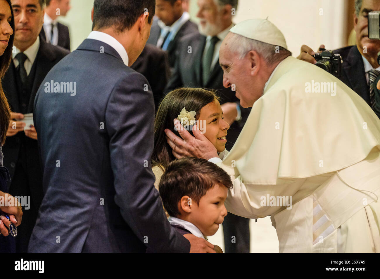 Roma, Italia. Il 1° settembre 2014. Papa Francesco incontra le squadre di calcio di opzione 'Come uft pace' svolto oggi nello Stadio Olimpico di Roma Credito: Davvero Facile Star/Alamy Live News Foto Stock