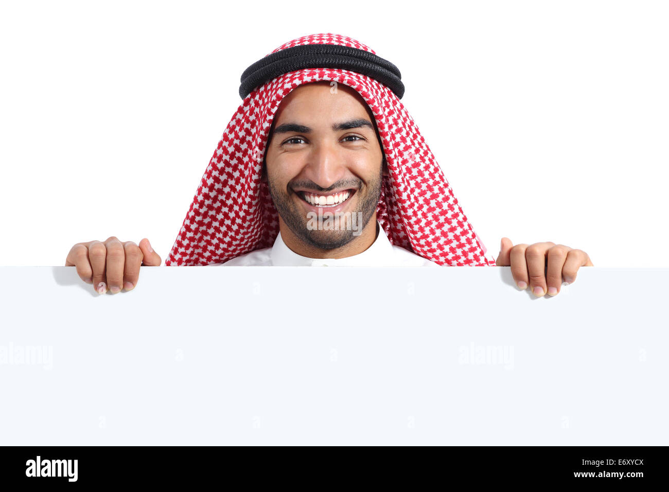 Arabo Saudita felice l'uomo la visualizzazione di un segno di banner isolato su uno sfondo bianco Foto Stock
