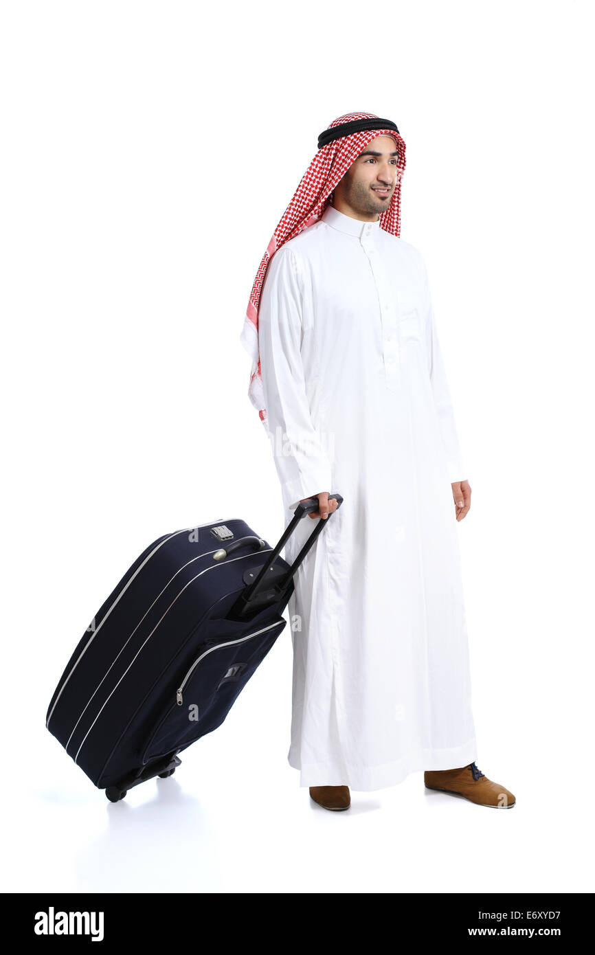 Viaggiatore arabo arabia uomo portando una valigia isolata su uno sfondo bianco Foto Stock