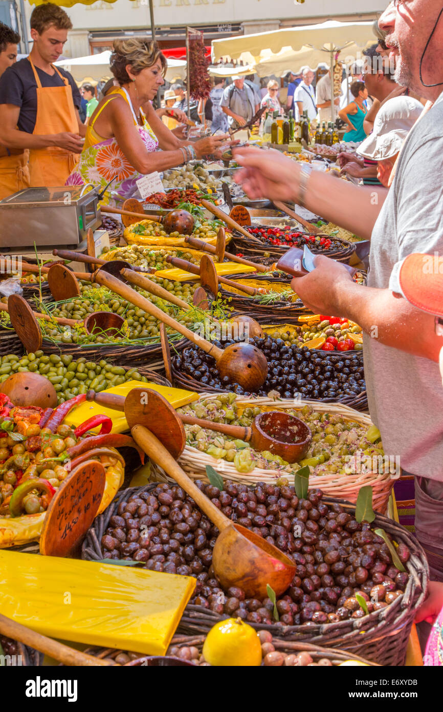 Pressione di stallo di oliva presso il mercato provenzale, San Remy de Provence, Provenza, Francia Foto Stock