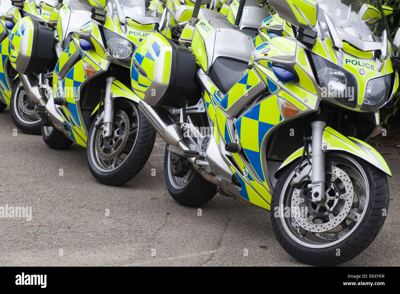 Pattuglia di polizia motocicli con Battenburg marcature riflettente Foto Stock