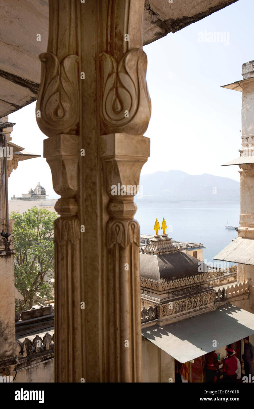 Vista dal palazzo di città al Lago Pichola, Udaipur, Rajasthan, India Foto Stock