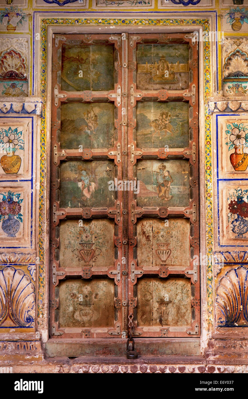 Antico ornato portale in legno interno Forte Mehrangarh, Jodhpur, Rajasthan, India Foto Stock