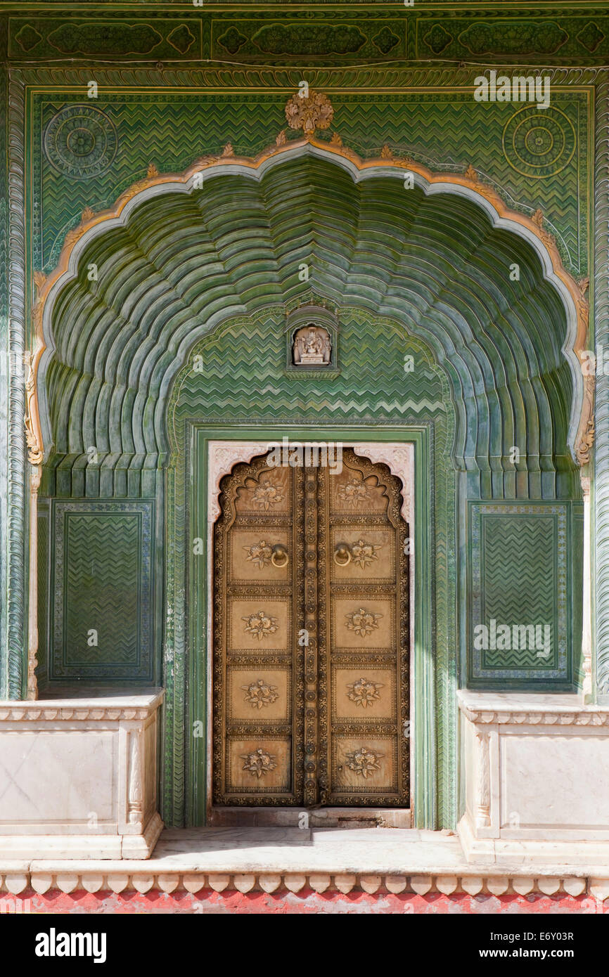 Riccamente ornato gate verso il palazzo della città, Jaipur, Rajasthan, India Foto Stock