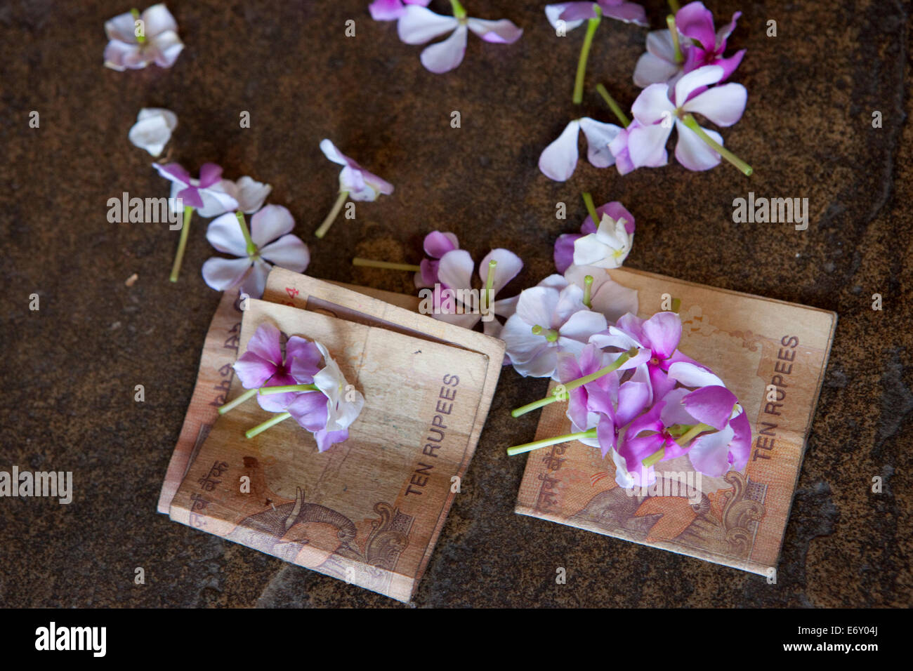 Offerte in un tempio, Khajuraho, Madhya Pradesh, India Foto Stock