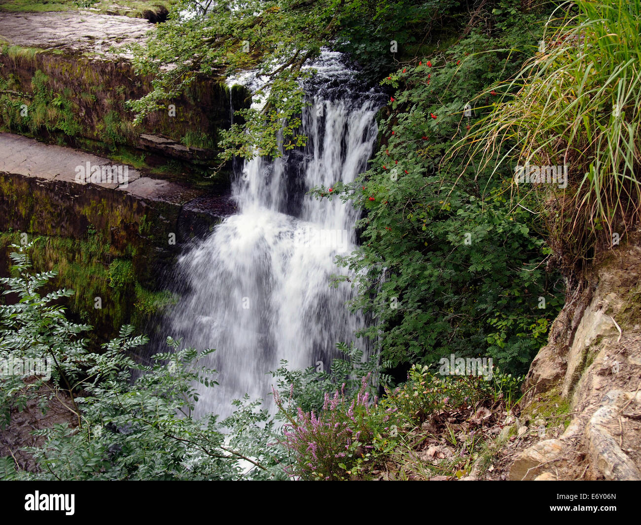 Sgwd Clwn-gwyn cascata sul Afon Mellte, parte delle quattro cascate a piedi da Ystradfellte, Parco Nazionale di Brecon Beacons. Foto Stock