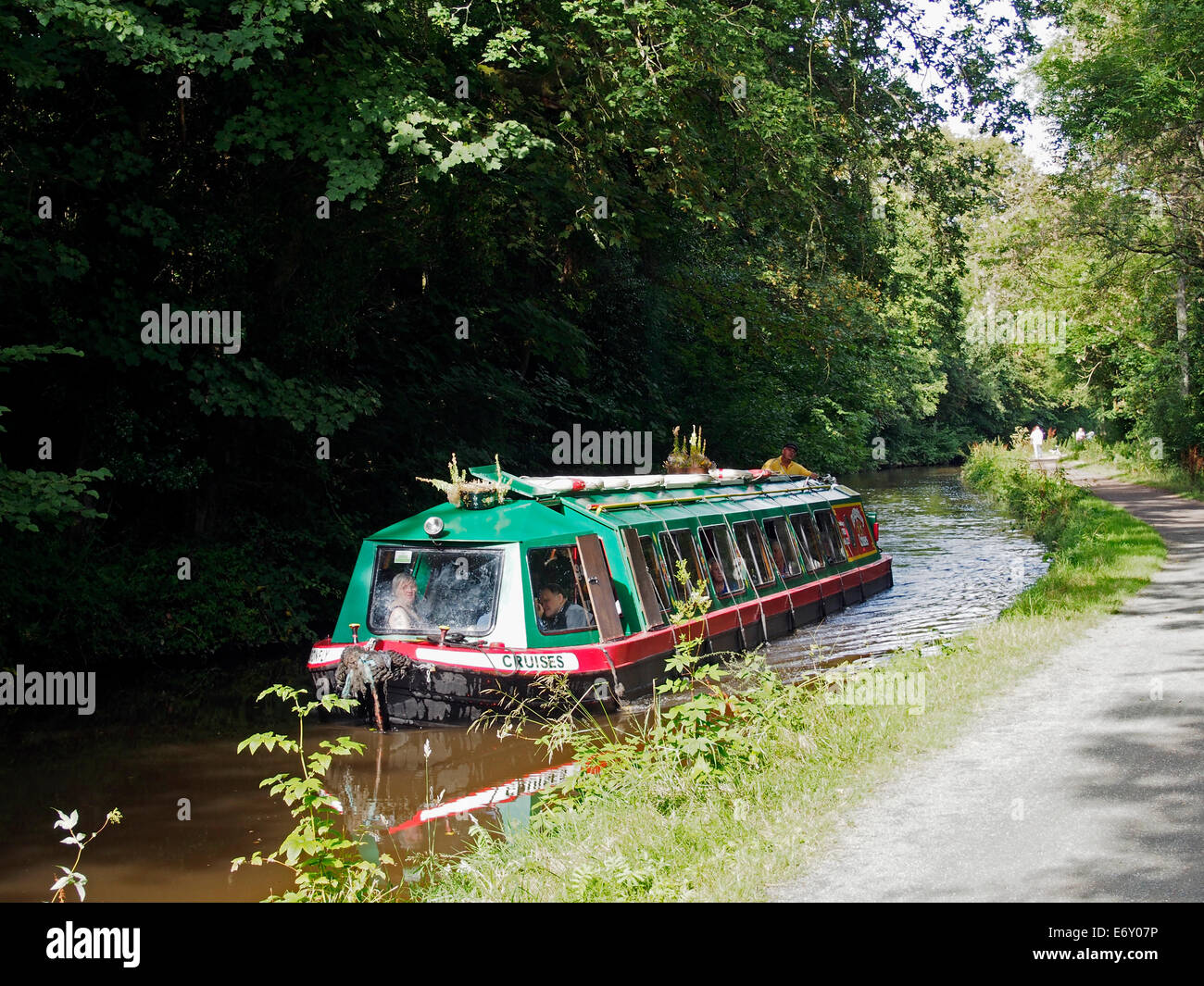 Il Monmouthshire & Brecon Canal (Mon & Brec) vicino a Brecon con Dragonfly tour in barca e Taff Trail & Usk Valley a piedi il sentiero. Foto Stock