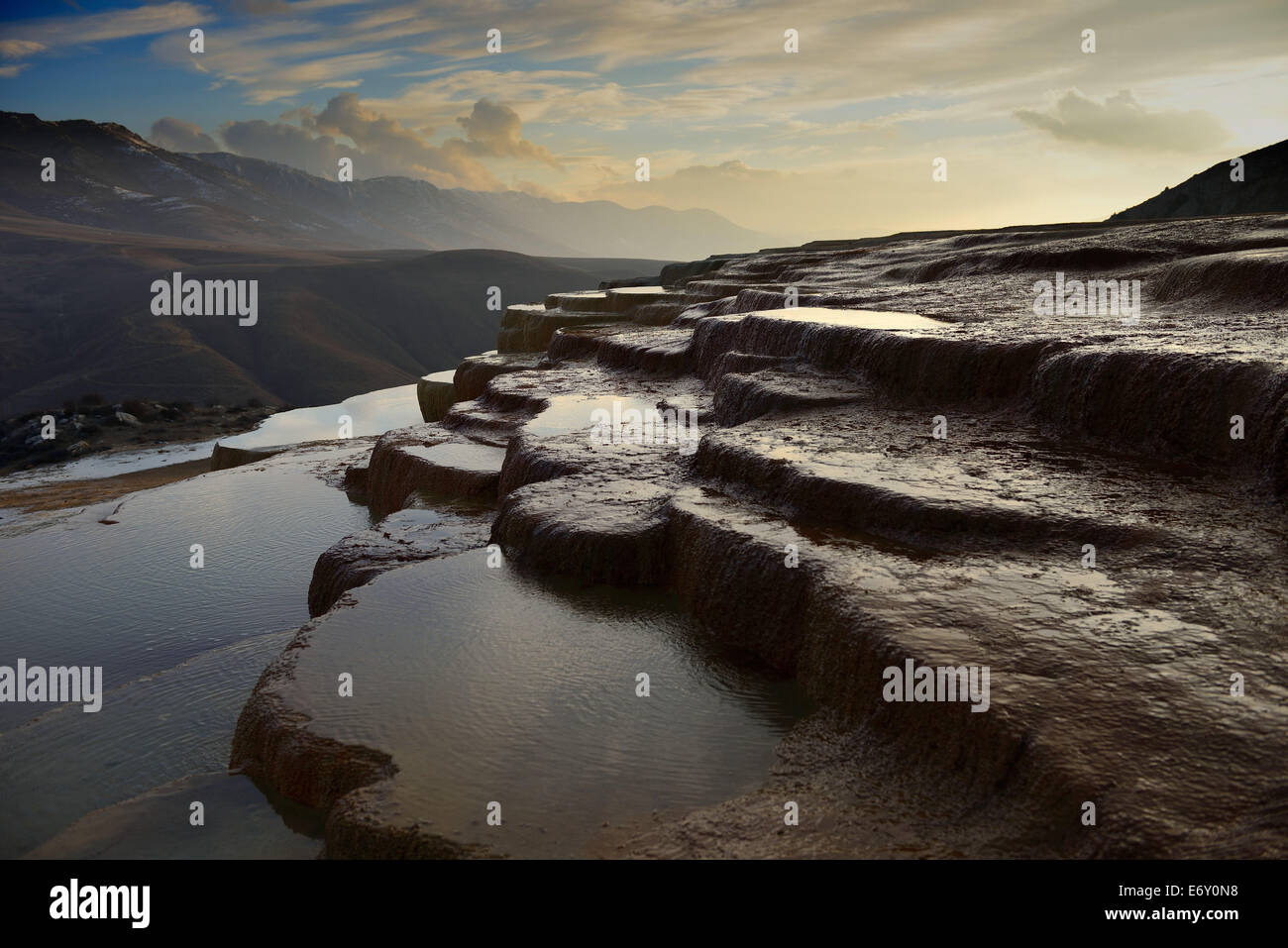 Iran, Mazandaran, terrazzato Hot Springs sul tramonto in Badab-e Surt Hot Springs in provincia Mazandaran Foto Stock