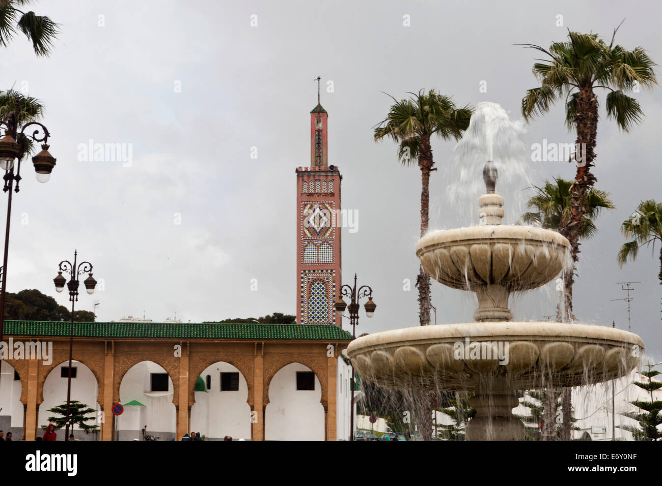 Fontana e Sidi Bou Abib moschea su Place du 9 Avril 1947 (Grand Socco), Tangeri, Marocco Foto Stock