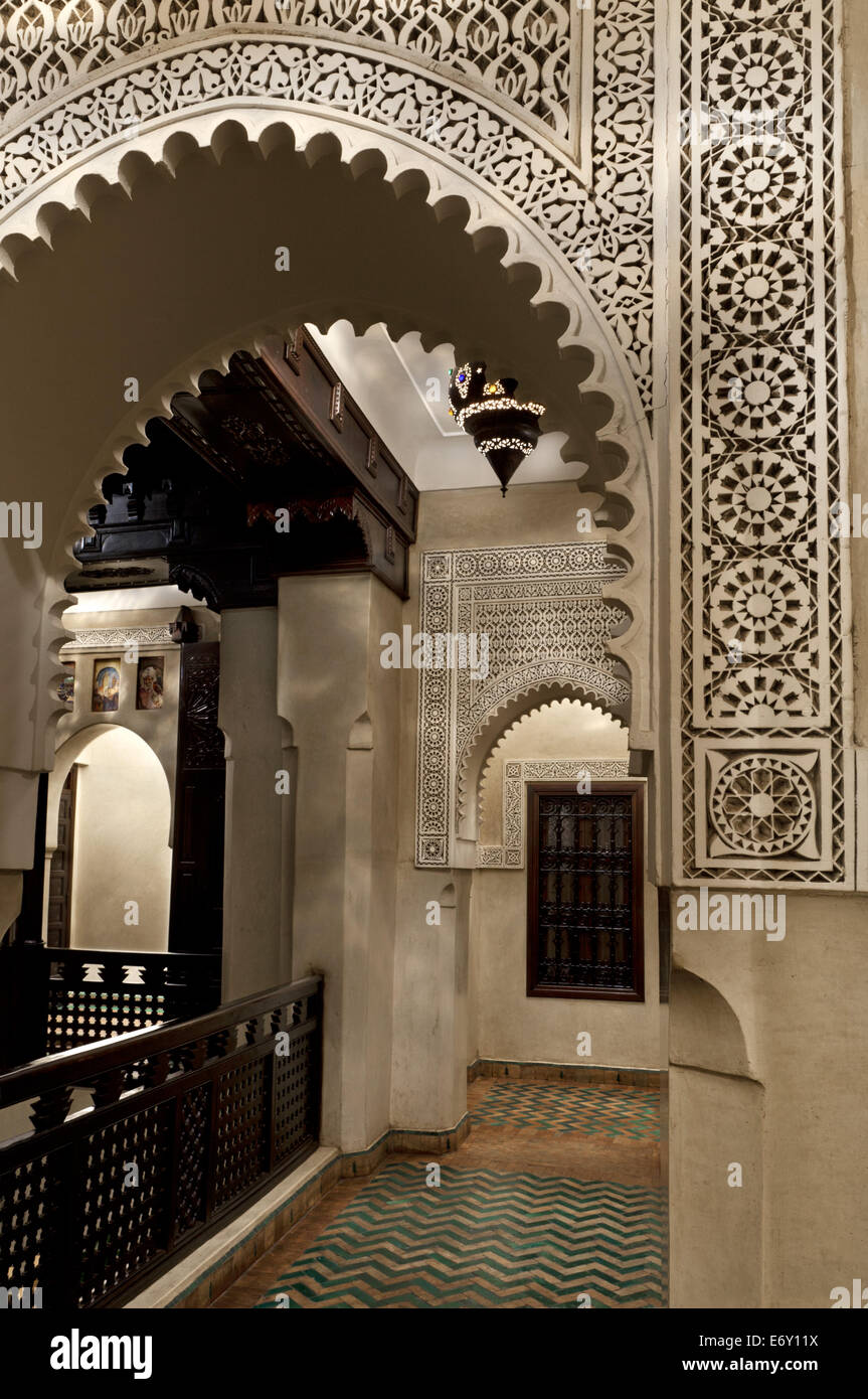 Trellaced arch sul primo piano gallery, Dar Les Cigognes, Marrakech, Marocco Foto Stock