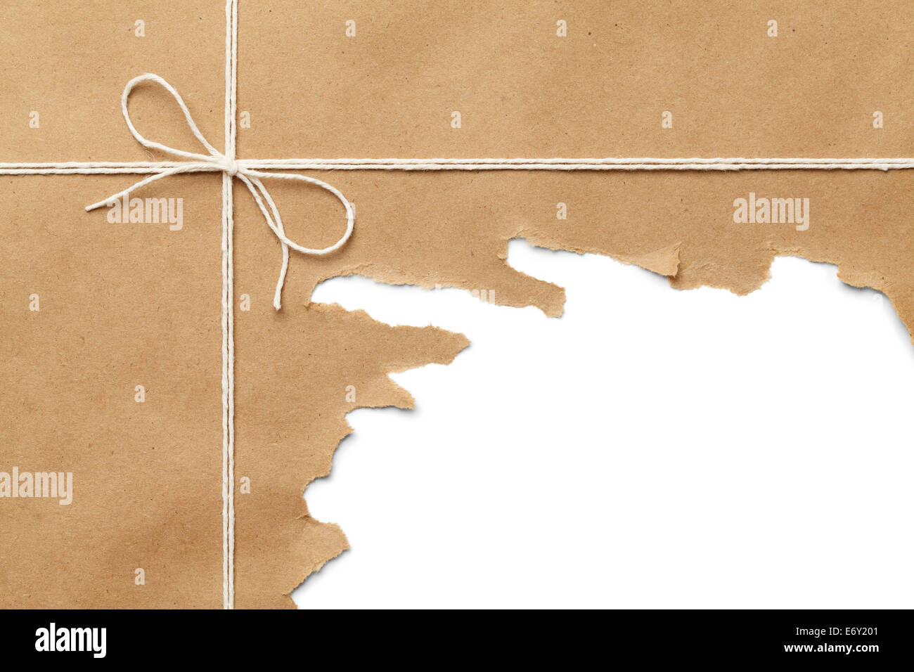 Carta marrone Package con la fune a strappo su sfondo bianco. Foto Stock
