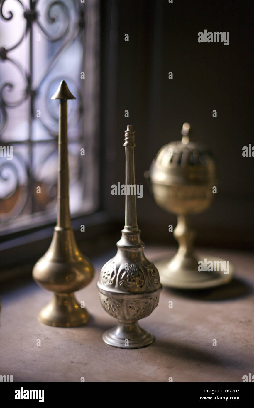 Bruciatore di incenso e acqua di rose dispenser, Riad Noir D'Avorio, Marrakech, Marocco Foto Stock