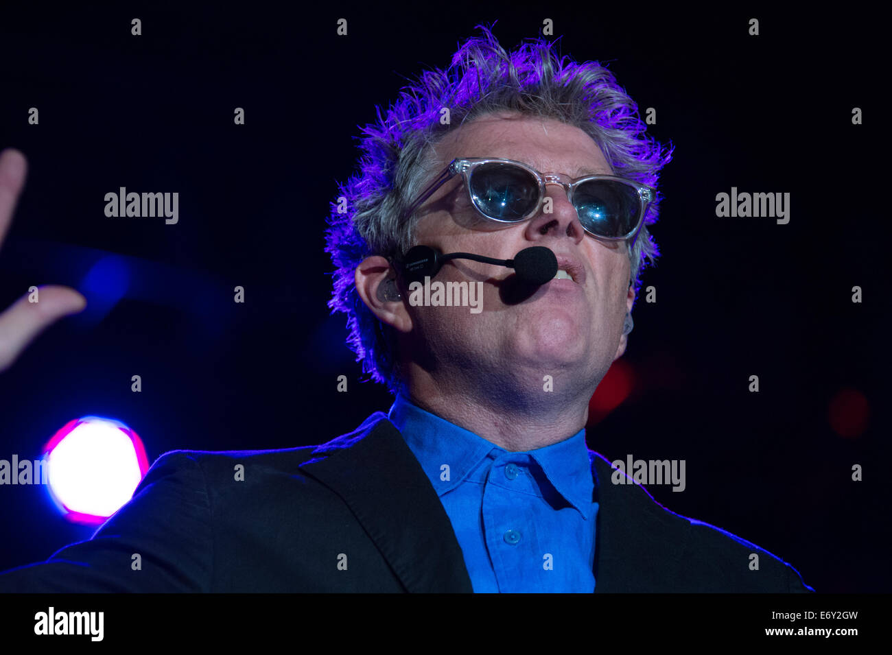 Il cantante Tom Bailey di Thompson Twins esegue sul palco a sostegno di Retro Futuro Tour con Howard Jones su 31 Agosto 2014 Foto Stock