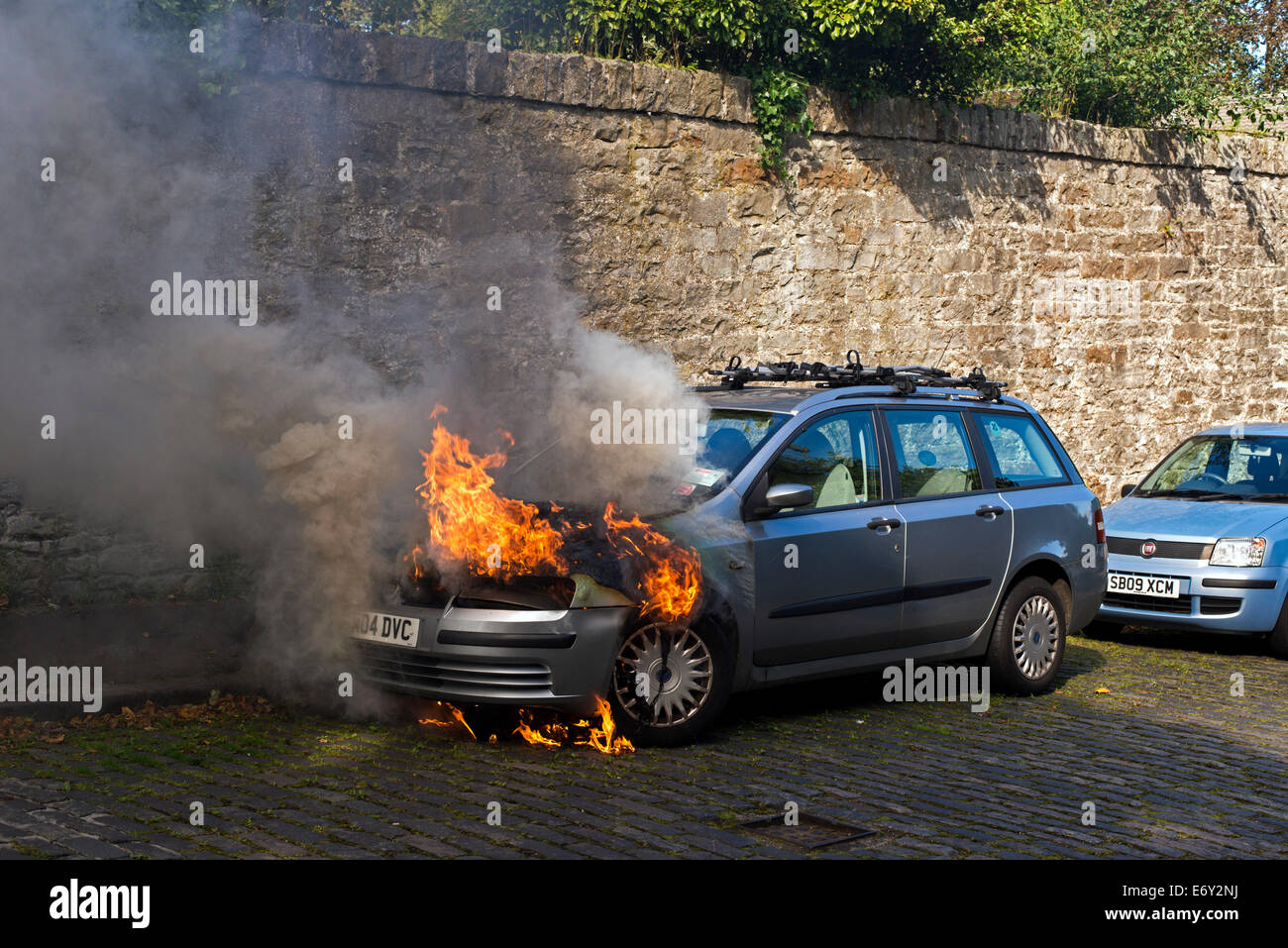 Una tranquilla domenica mattina in una strada residenziale di Edimburgo di un veicolo a motore prende fuoco, probabilmente a causa di un guasto elettrico. Foto Stock