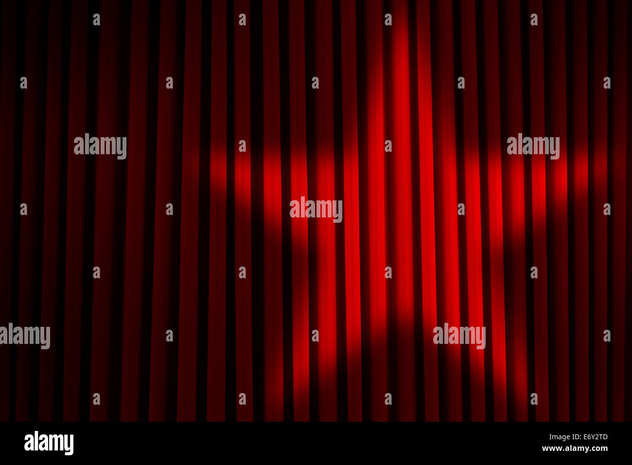 Red palcoscenico teatrale tende con Star Spotlight. Foto Stock